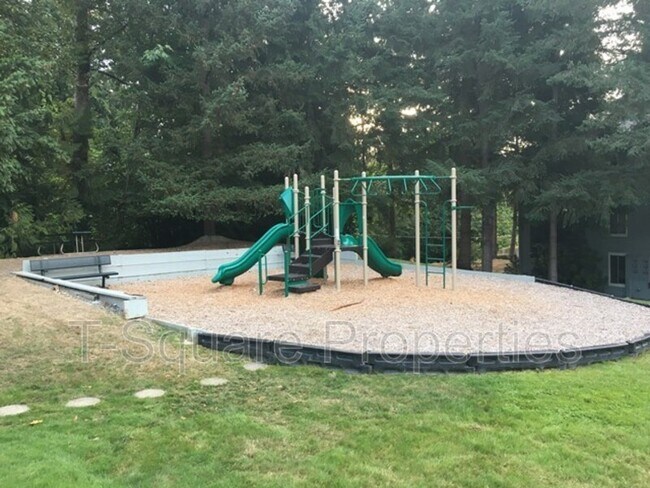 Building Photo - 4629 W Lake Sammamish Pky SE