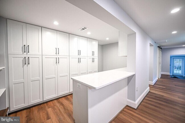 Building Photo - 2314 N Kenmore St