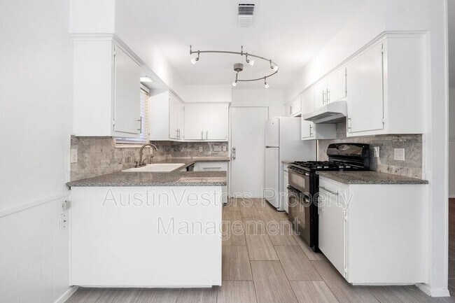 Building Photo - 8600 Clarewood Cir