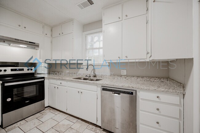 Building Photo - Charming 4 Bedroom in Columbus!