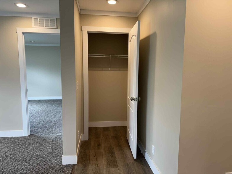 Building Photo - 48571 Lakeview Cir