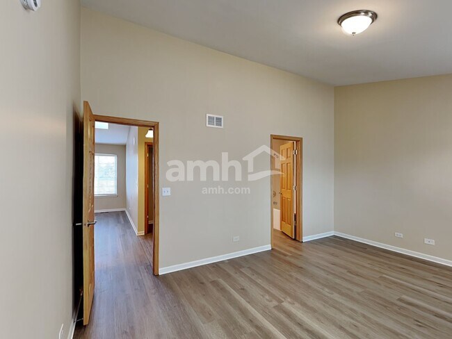 Building Photo - 1440 Summerhill Dr