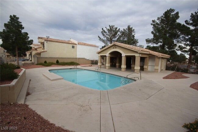 Building Photo - 3440 Middle View Dr