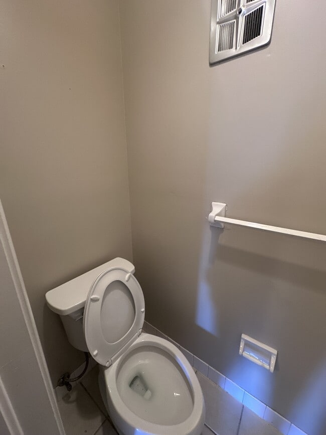 Building Photo - 1155 Charter Oak Ln