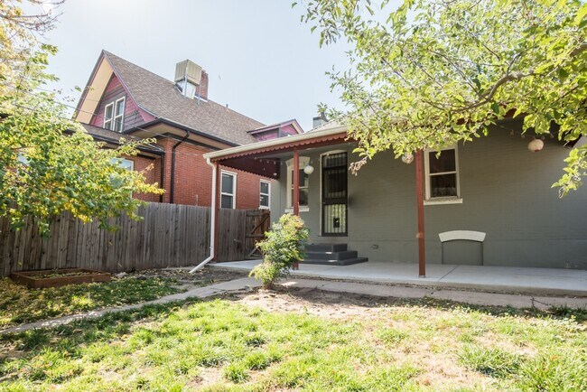 Building Photo - $0 DEPOSIT OPTION. CHARMING BUNGALOW WITH MODERN UPGRADES AND PRIME DENVER LOCATION!