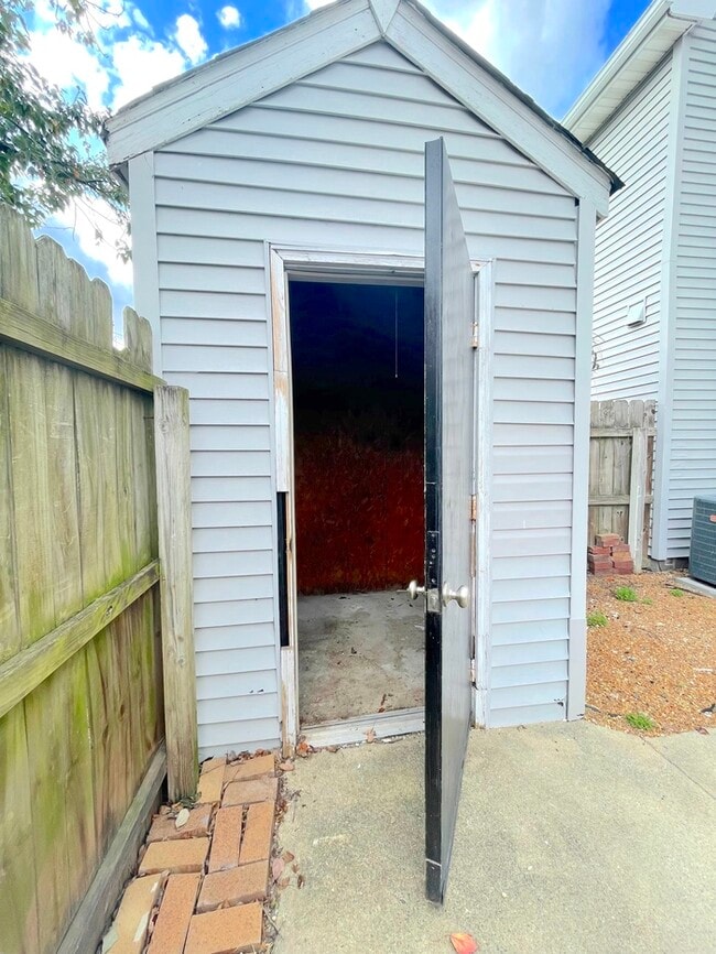 Building Photo - 5523 Gates Landing Rd