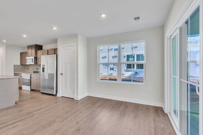 Building Photo - Charming 3-Bed Townhouse Oasis in Greenvil...