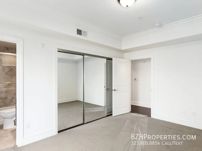 Building Photo - Charming 2-Bedroom Condo with Spacious Pat...