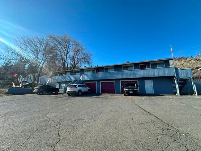 Building Photo - 2 Bedroom Upstairs Apartment with Garage