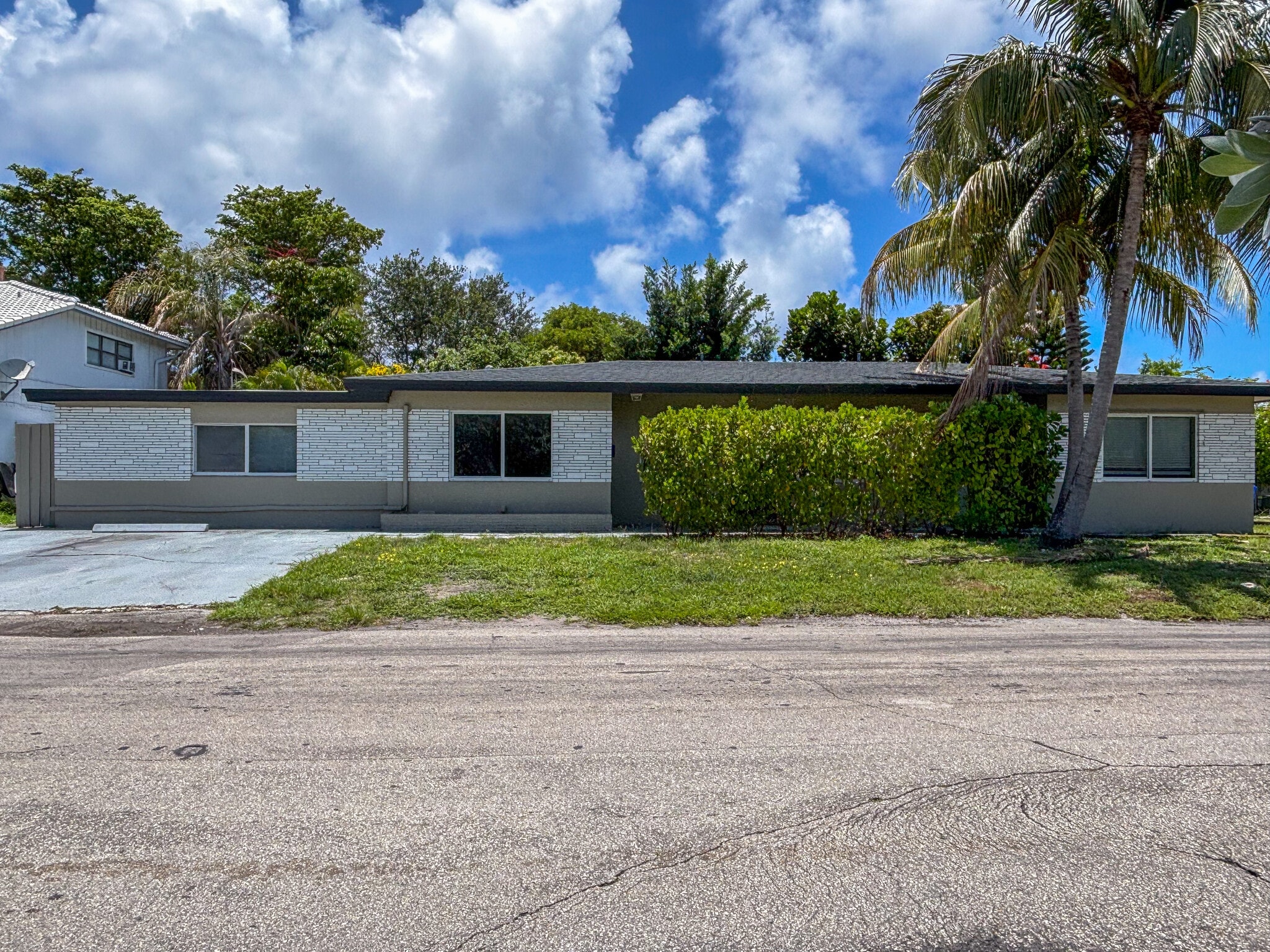 Building Photo - 1800 NE 24th Ave