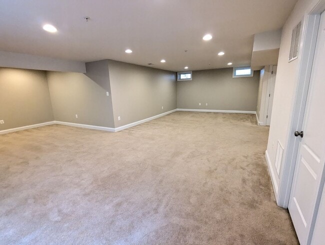 Building Photo - STUNNING Single Family Home in Brunswick C...