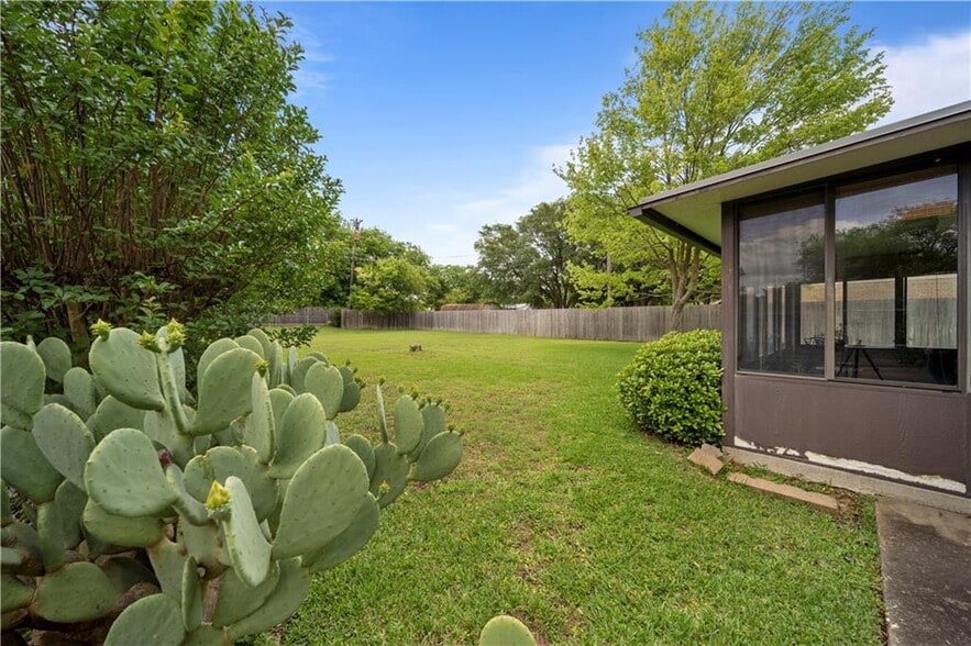 Building Photo - 324 texas ave