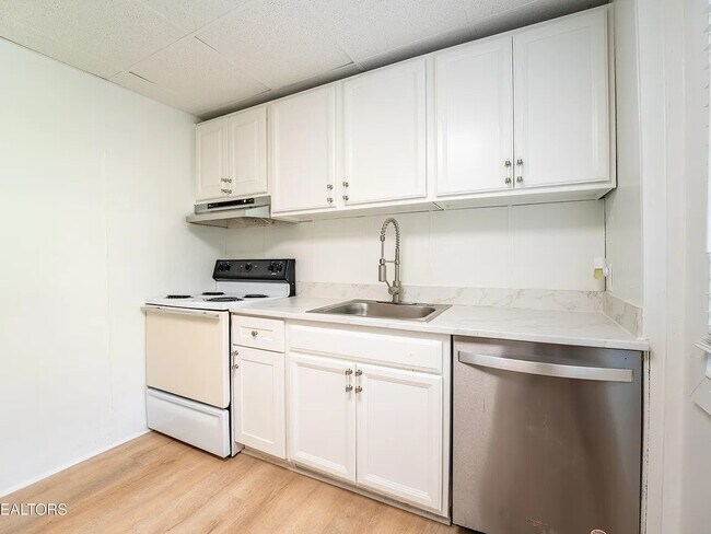 Building Photo - 502 Hayworth Dr