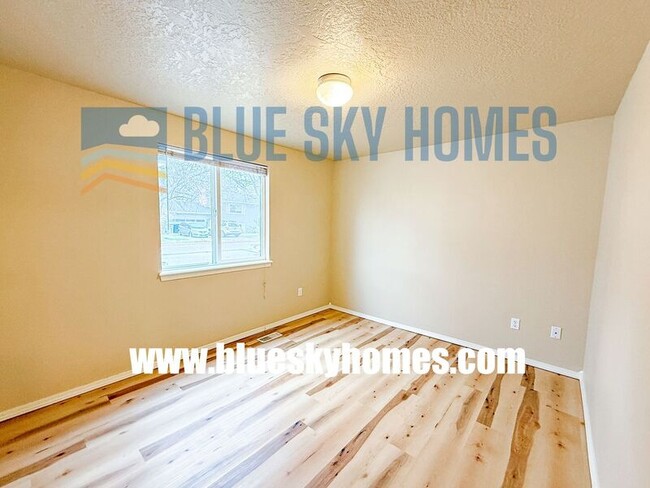 Building Photo - 1011 E Victory Rd