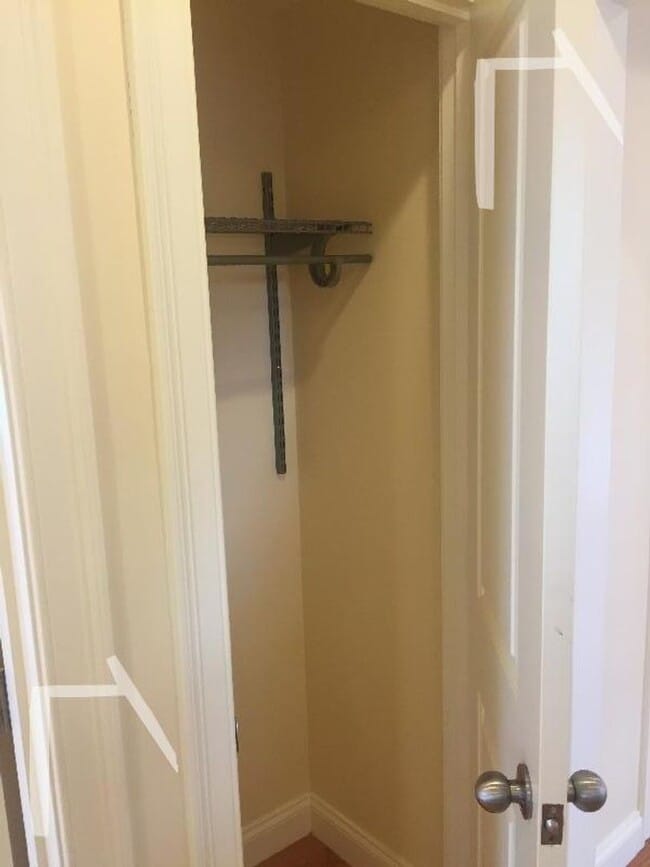 Building Photo - nice 4 bed in Newton