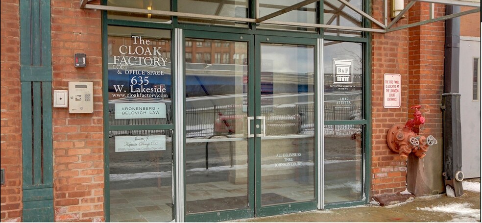 Building Entrance - 635 W Lakeside Ave