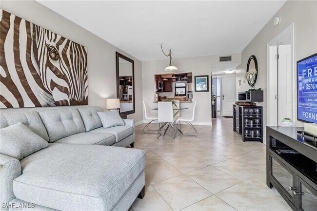 Building Photo - 805 River Point Dr