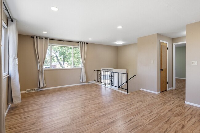 Building Photo - 405 S Kipling St