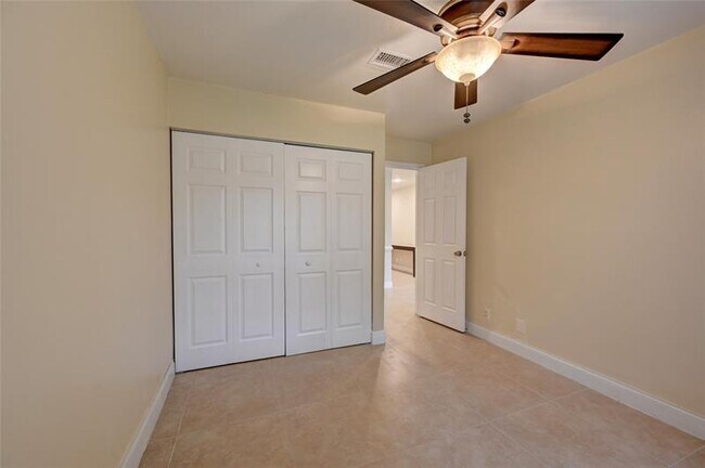 Building Photo - 8760 Azalea Ct
