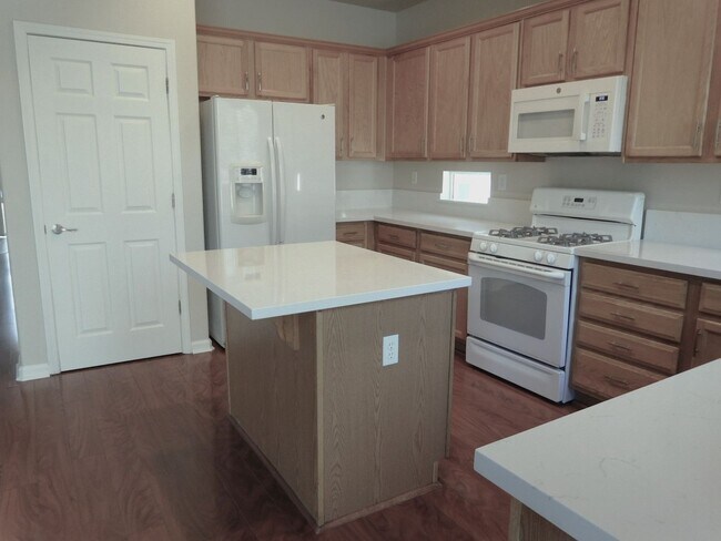 Building Photo - Gorgeous Golden Valley aHome