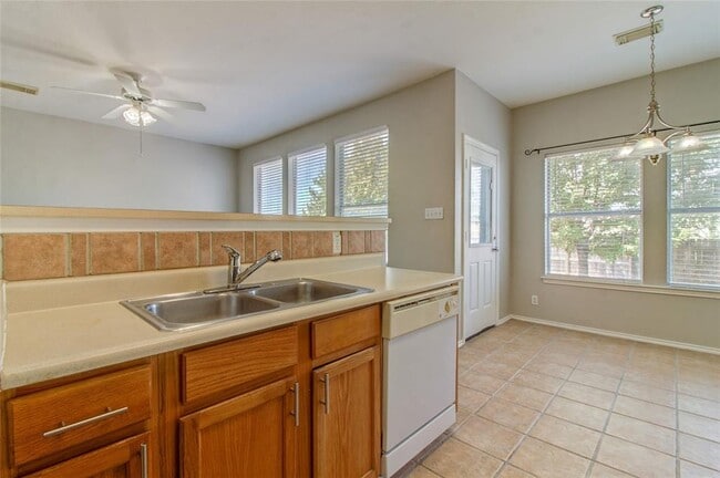 Building Photo - 2851 Southampton Way