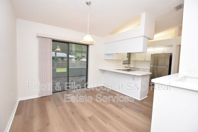 Building Photo - 2220 Maple Hill Ct