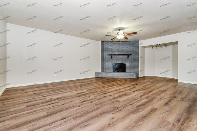 Building Photo - 5805 Ridgecove Dr