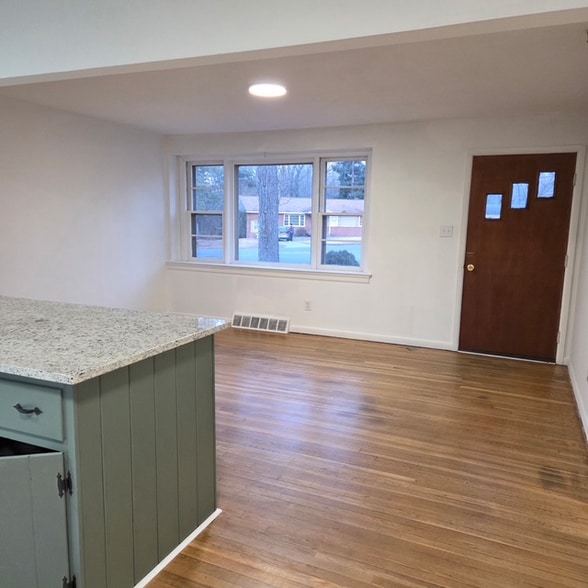 Building Photo - 8011 Kenmore Dr