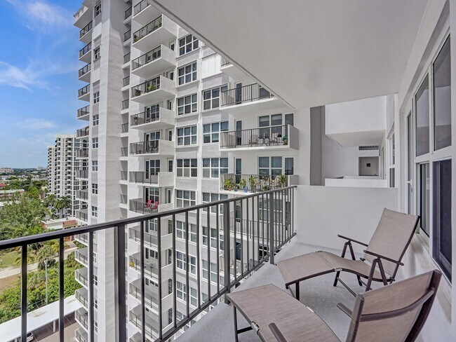 Building Photo - Beautiful 2 bedroom 1.5 bath Condo