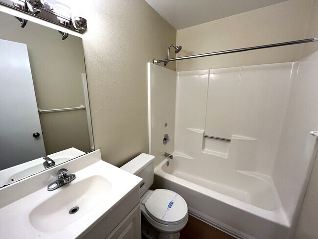 Building Photo - 2 Bedroom Apartment in North Park, Upstair...