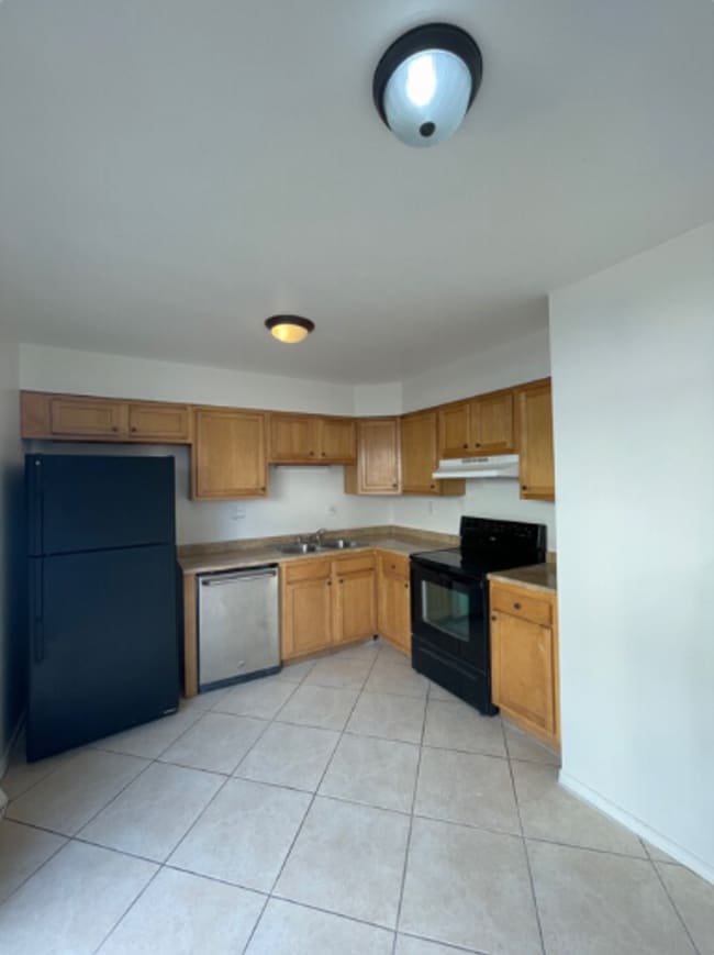 Building Photo - Triplex townhome blocks away from Anshutz Hospital