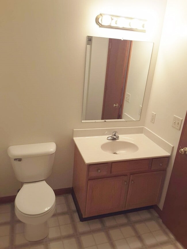 Building Photo - 3 Bedroom 2 Bathroom Single Family Home in...