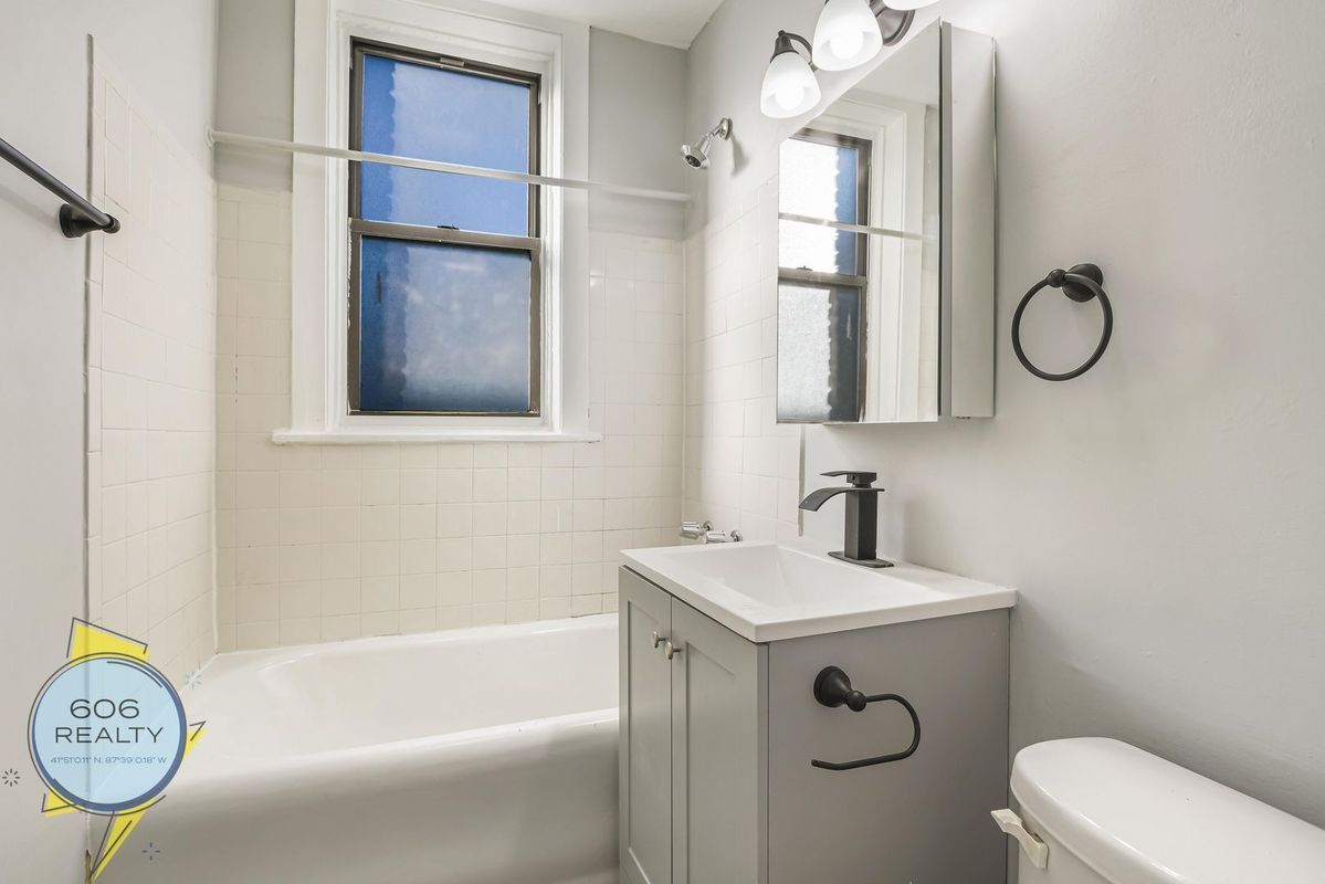 Building Photo - 1022 E Hyde Park Blvd