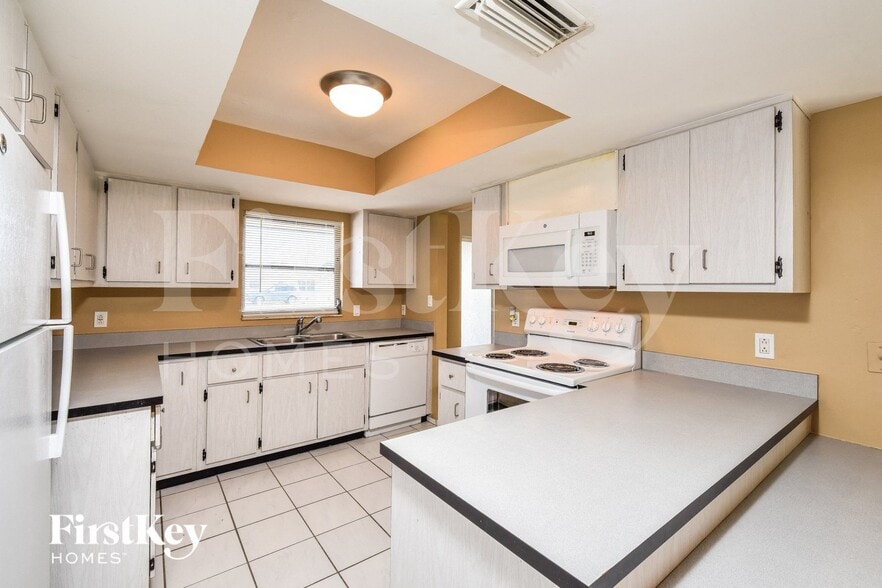 Building Photo - 7218 Jasmine Rd