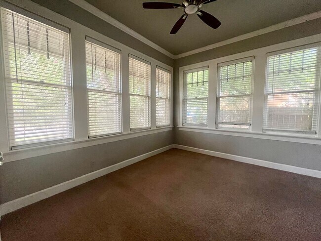 Building Photo - 4bed/2bath corner lot house in Hyde Park