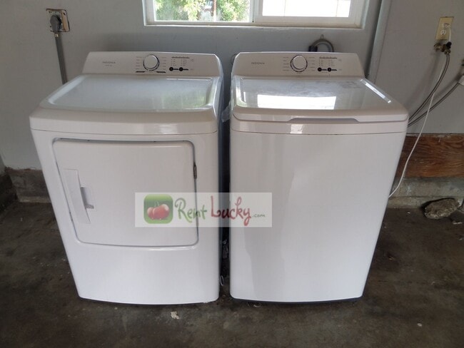 Building Photo - Super-Cute 2-Bedroom Home w/Attached Garage and Large Yard in Great Seattle Location!!