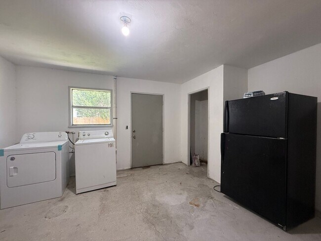 Building Photo - 2920 Sunset Dr