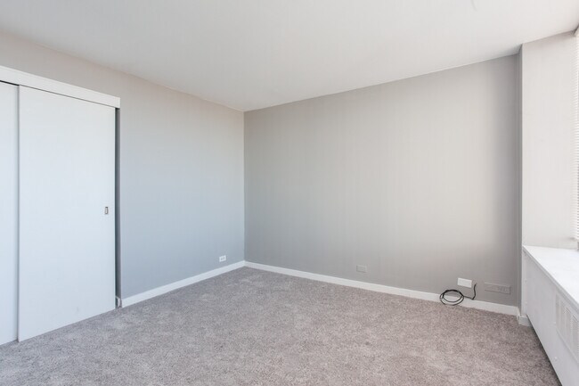 Building Photo - 1455 N Sandburg Terrace