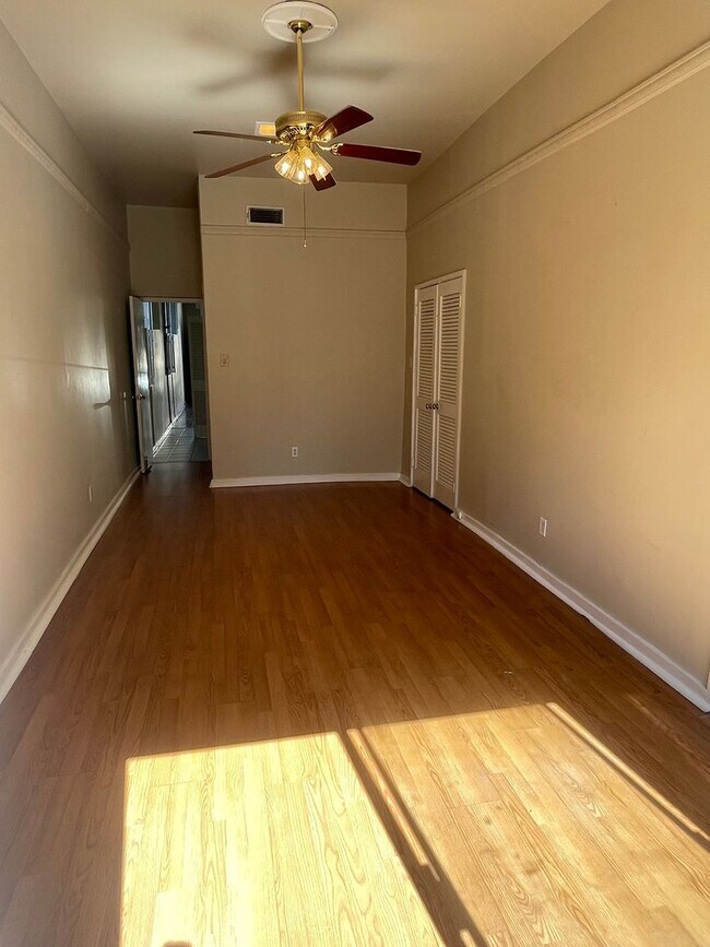 Building Photo - 1BD/1BA Uptown, w/ Private Fenced In Court...