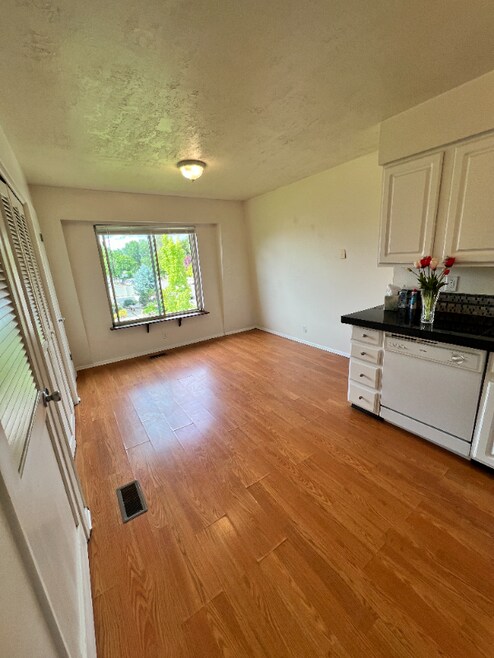Building Photo - 4570 S 200 E