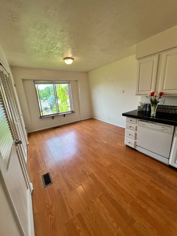Building Photo - 4570 S 200 E