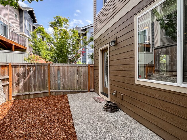 Building Photo - Great 3 Bedroom 2.5 Bathroom Townhouse End Unit!  2 Car Garage  + Washer & Dryer! Near Nike, Inte...