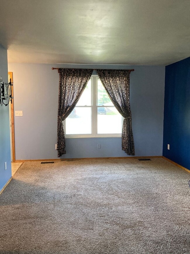 Building Photo - 3 Bedroom, 1 Bath Ranch Home w/Attached 1 ...