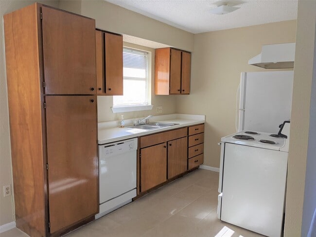 Building Photo - 915 Alexander St