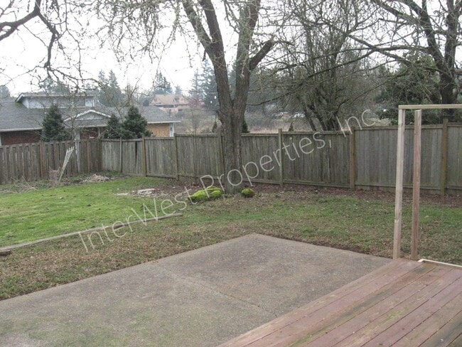 Building Photo - 3 Bed 2 Bath Beaverton Home with big backyard, storage shed, A/C and fireplace!!