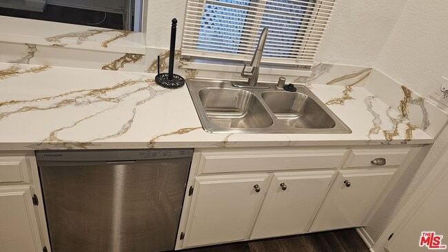 Building Photo - 3851 Amberly Dr