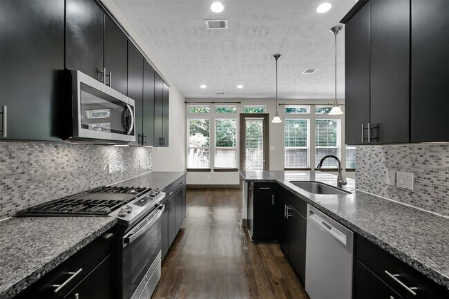 Building Photo - 111 Aventura Pl