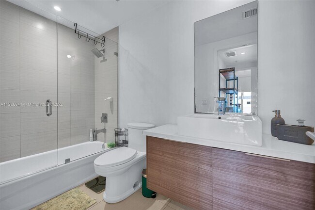 Building Photo - 1010 SW 2nd Ave