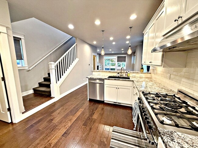 Building Photo - 1707 SW Moss St