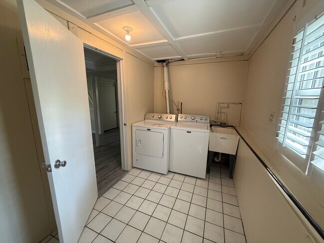 Building Photo - 8517 W 87th Pl